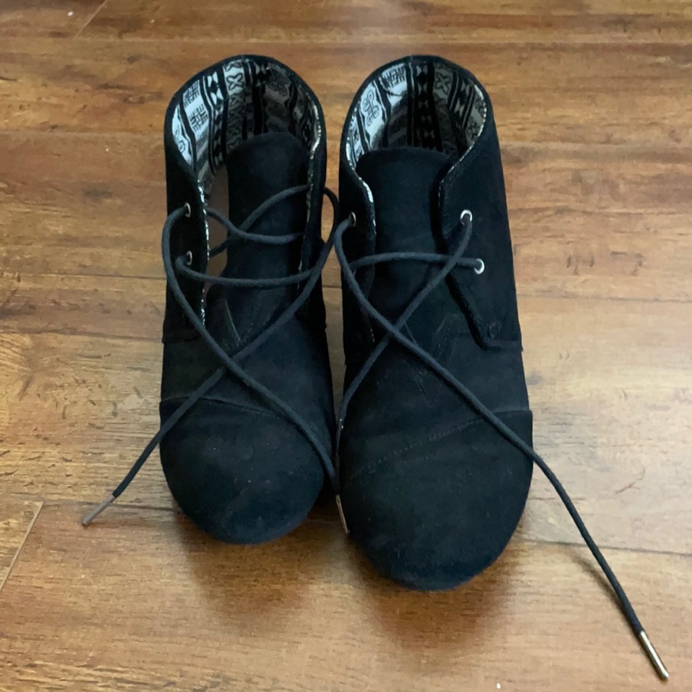 Toms size 12 Wedge Lace shoes
